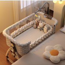 összecsukható kiságy, 6 állítható pozíció, dönthető, zárrendszer, rovarháló, tárolókosár, kerekek fékekkel, rózsaszín