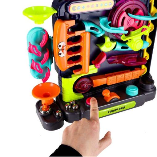 Egy labdapályás árkádjáték akadályokkal a labdák számára