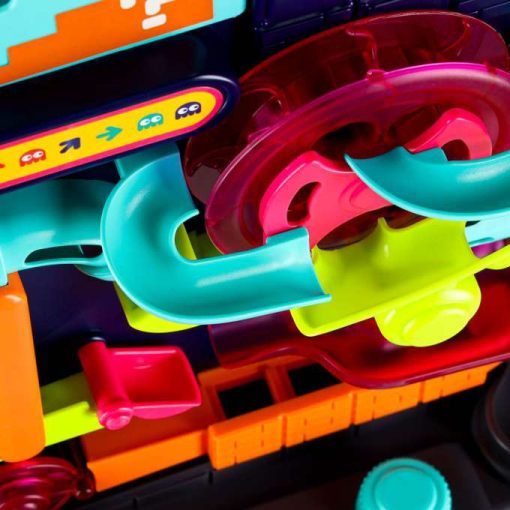 Egy labdapályás árkádjáték akadályokkal a labdák számára