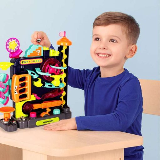 Egy labdapályás árkádjáték akadályokkal a labdák számára