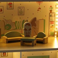 LULILO Peonio 70cm LED rózsaszín fa babaház