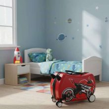 Gyermek utazóbőrönd kerekeken, kézipoggyász motorkerékpárhoz